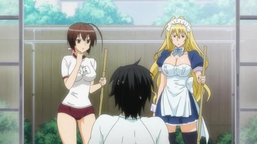 Zwei Anime-Frauen, eine in Dienstmädchen-Outfit, eine in Sport-BH und Shorts, blicken einen Mann an.