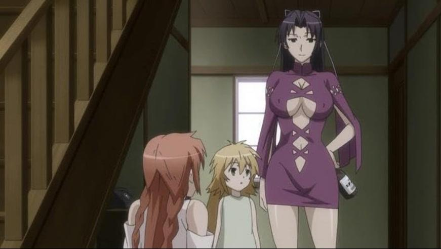 Drei Anime-Figuren stehen in einem Raum mit Holztreppe. Eine Frau trägt ein lila Kleid.