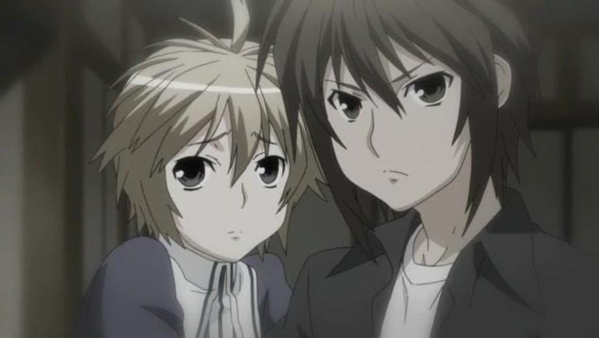 Zwei Anime-Jungen mit dunklen und hellen Haaren, die besorgt schauen.