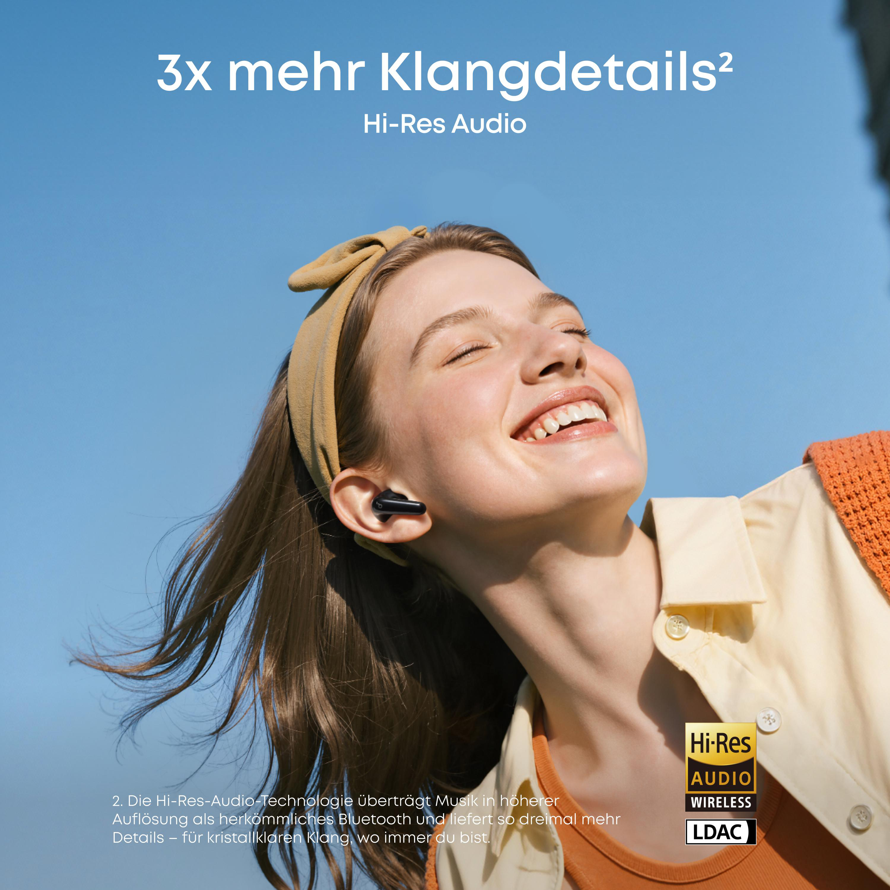 Eine Frau mit Kopfhörern lächelt nach oben. Hi-Res Audio Logo.