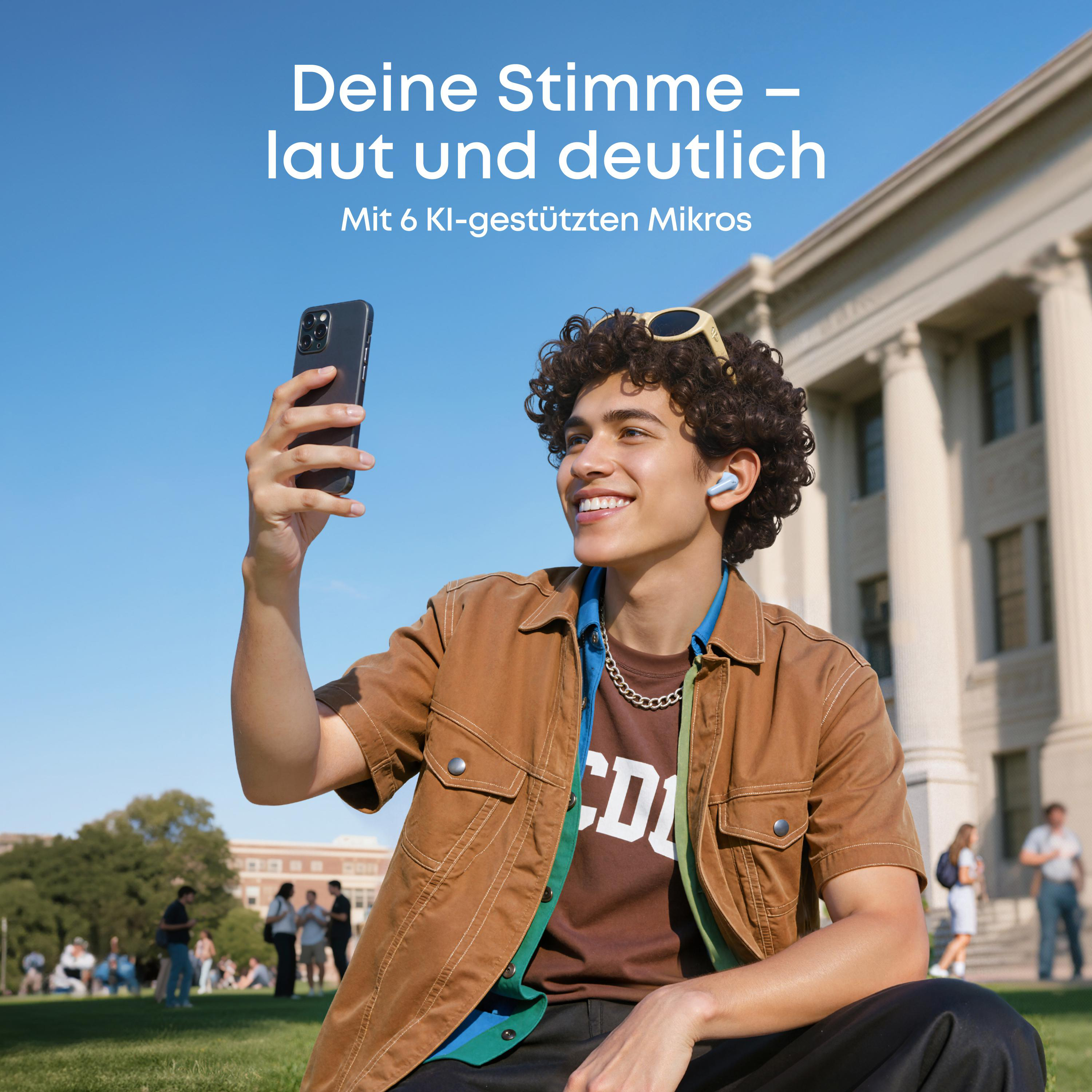 Ein Mann macht ein Selfie vor einem Gebäude mit Kopfhörern.