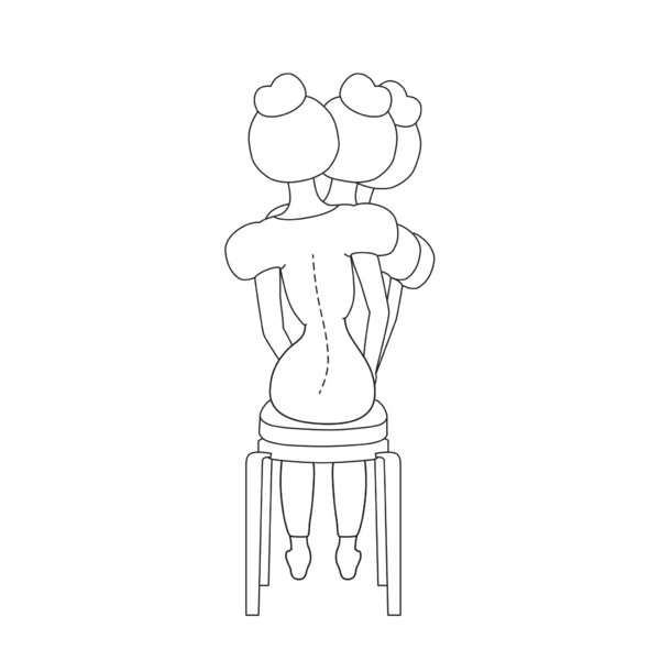 Drei Figuren sitzen auf einem Hocker, von hinten gesehen mit hochgesteckten Haaren.