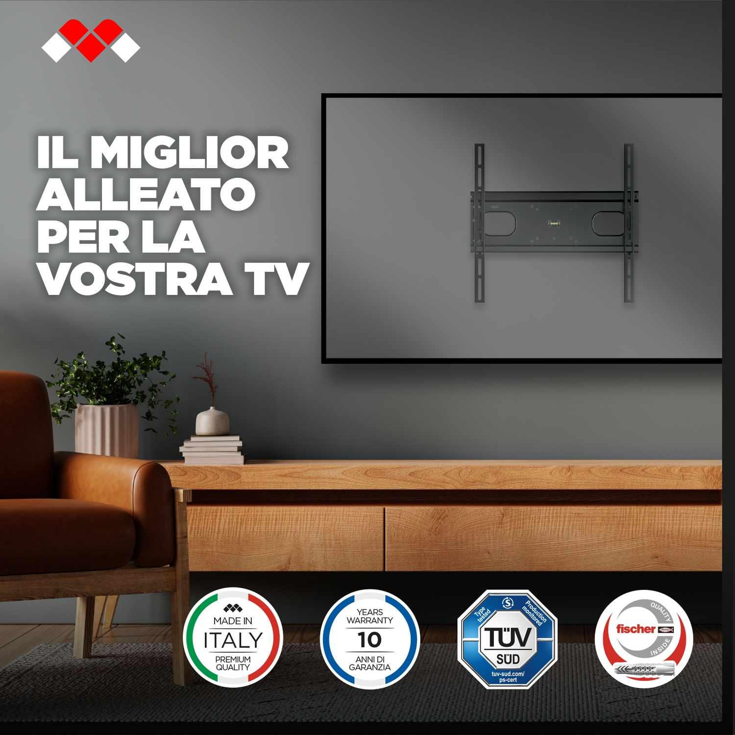 Un supporto TV da parete nero su muro grigio, con mobili e loghi in primo piano.