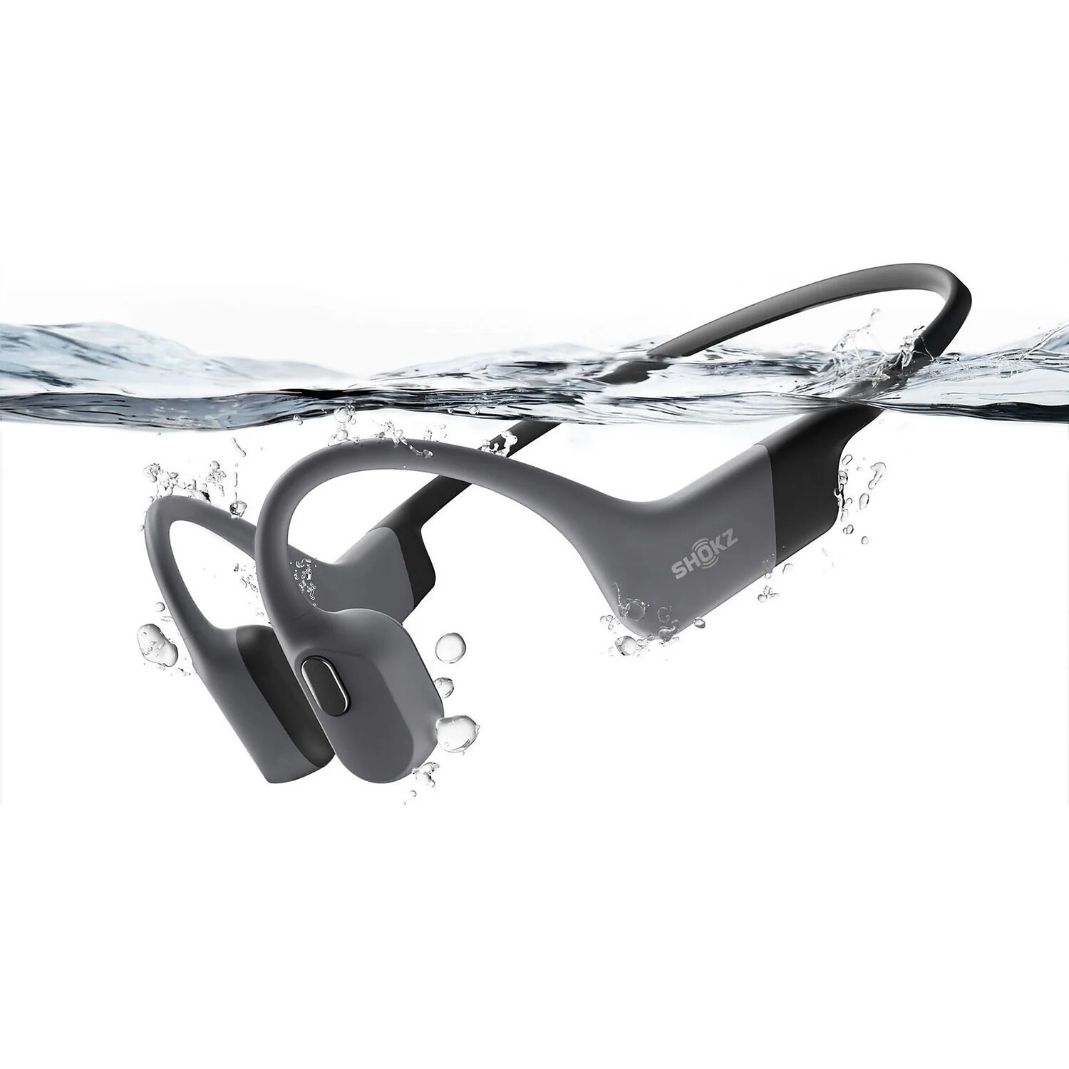 Casque gris SHOKZ partiellement immergé dans l'eau avec éclaboussures.