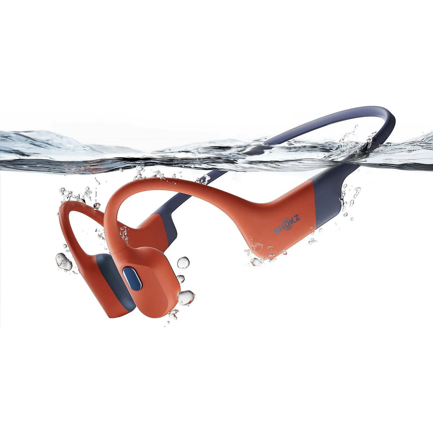 Écouteurs orange et bleus partiellement immergés dans l'eau avec des éclaboussures.