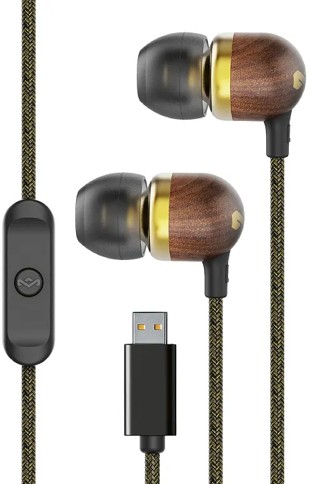 Fából készült fülhallgató fekete zsinórral, soros távirányítóval és USB csatlakozóval.