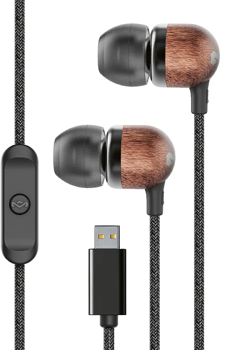 Fából készült fülhallgató fekete kábellel, távirányítóval és USB csatlakozóval.