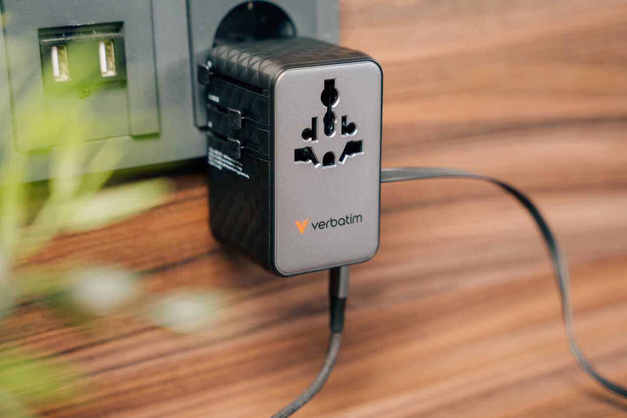 Egy Verbatim utazóadapter USB portokkal elektromos aljzatba van dugva.