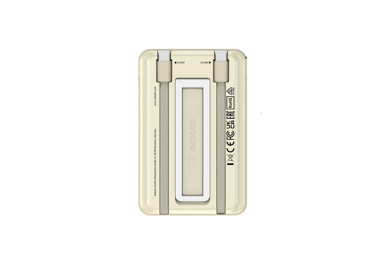 Krémszínű powerbank két USB-C porttal és kábelekkel.