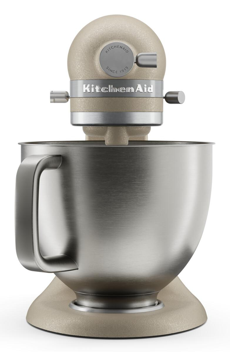 Beige Küchenmaschine mit Edelstahlschüssel, Logo und Griff.