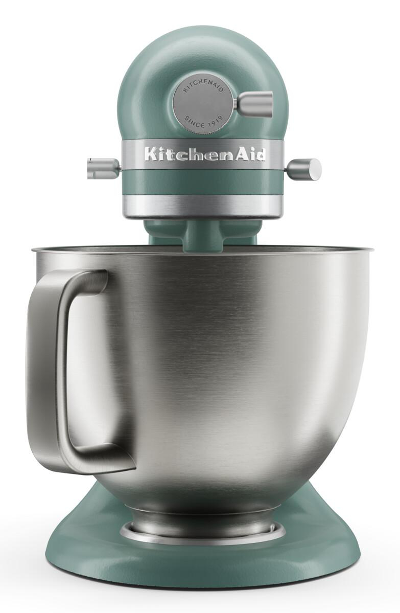 Eine grüne KitchenAid Küchenmaschine mit Edelstahlschüssel.