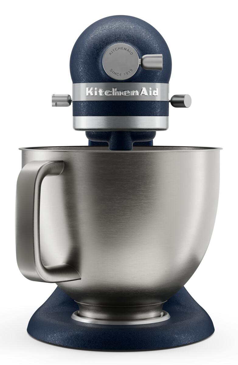 Eine dunkelblaue KitchenAid Küchenmaschine mit silberner Schüssel und Griff.