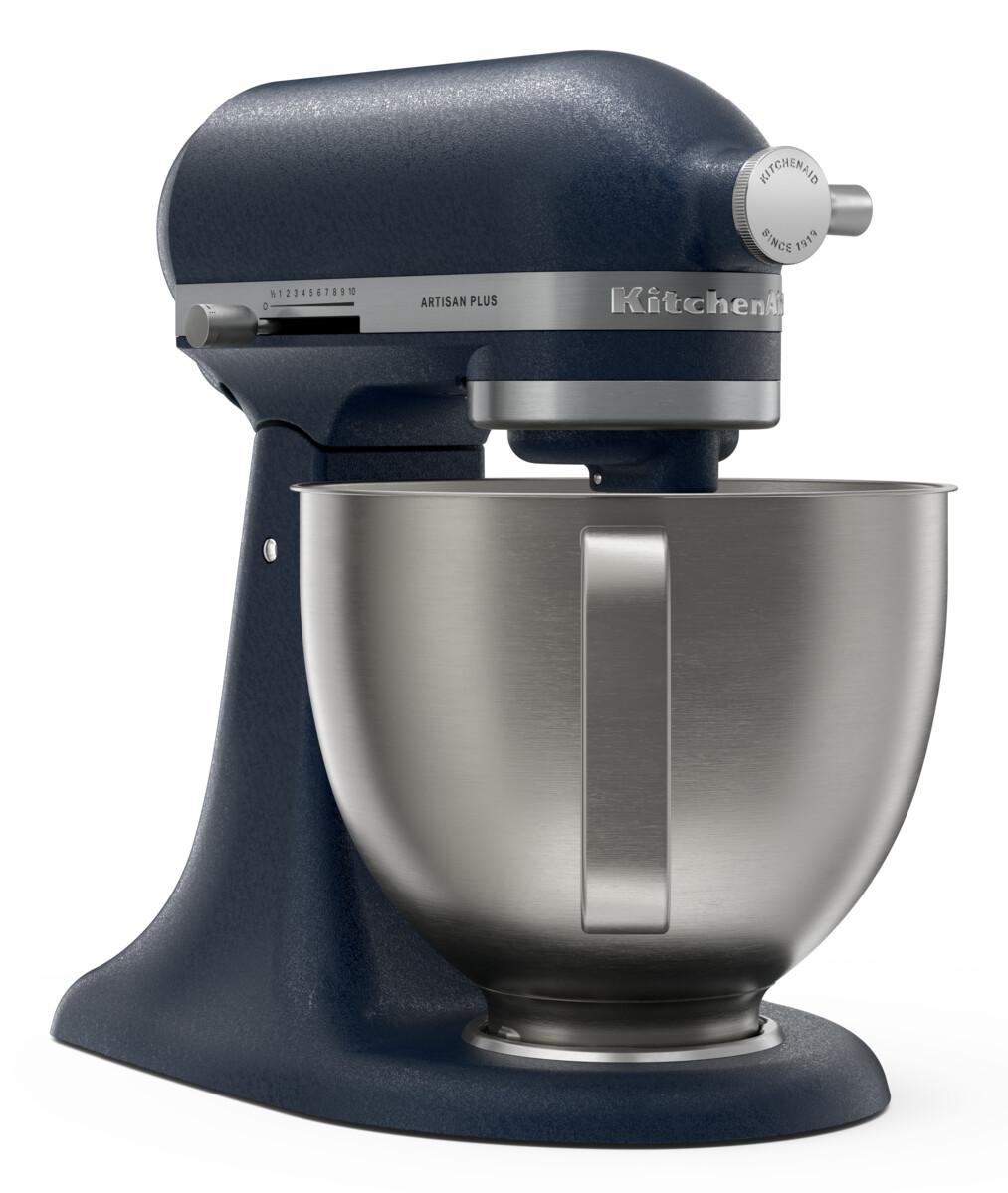 Ein dunkelblauer KitchenAid Artisan Plus Standmixer mit Edelstahlschüssel.
