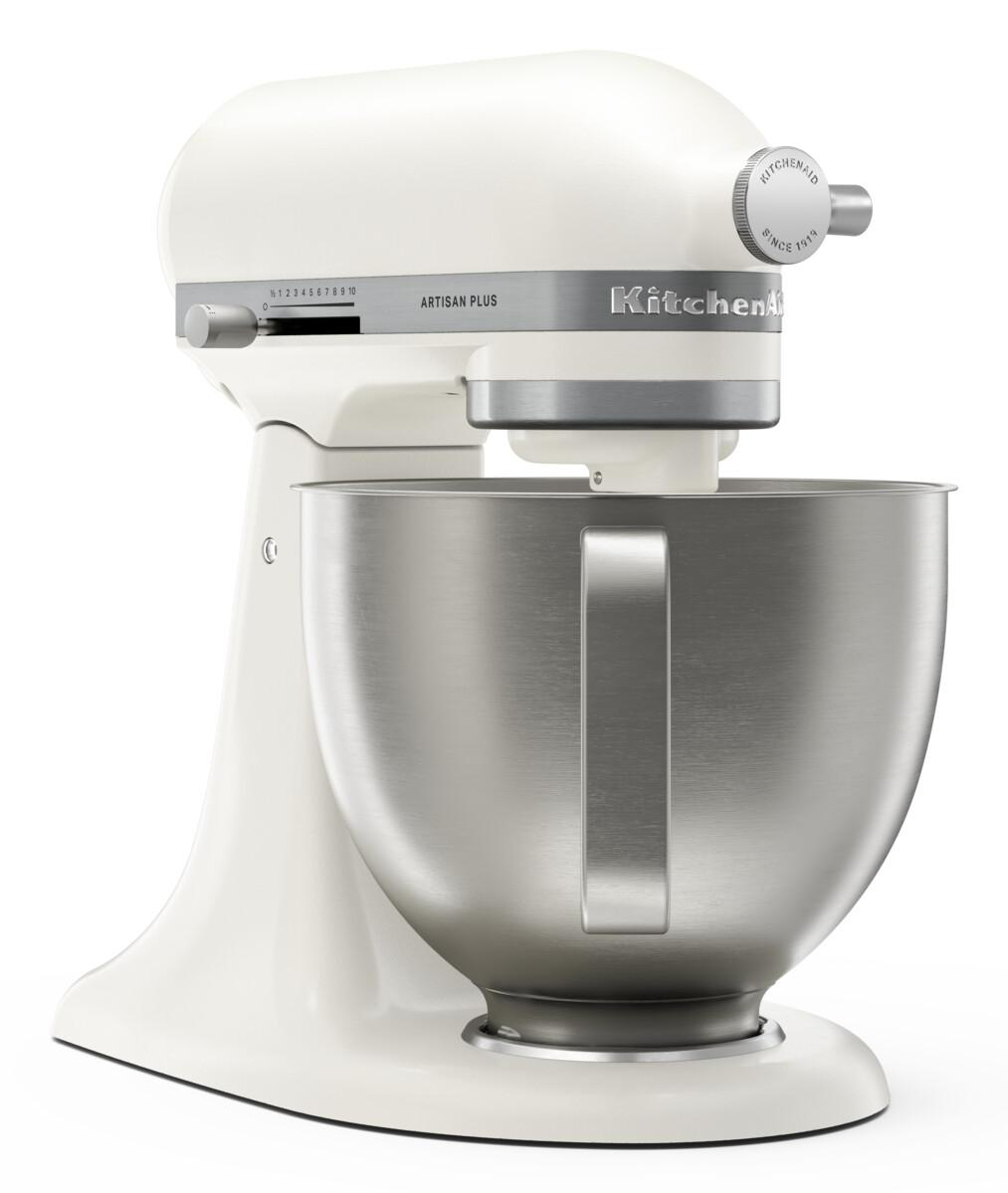 Eine weiße KitchenAid Küchenmaschine mit Edelstahlschüssel, Nahaufnahme.