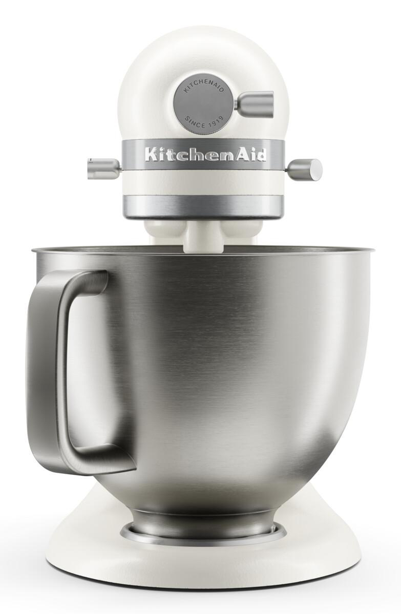Ein weißer KitchenAid Standmixer mit Edelstahlschüssel und silbernen Akzenten.