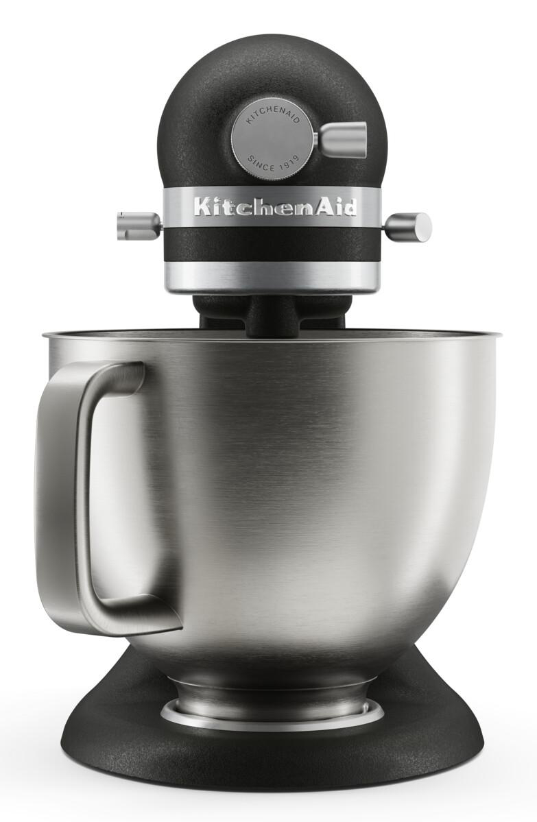 Ein schwarzer KitchenAid-Standmixer mit silberner Schüssel und Chromakzenten. Text: „KitchenAid Since 1919“.