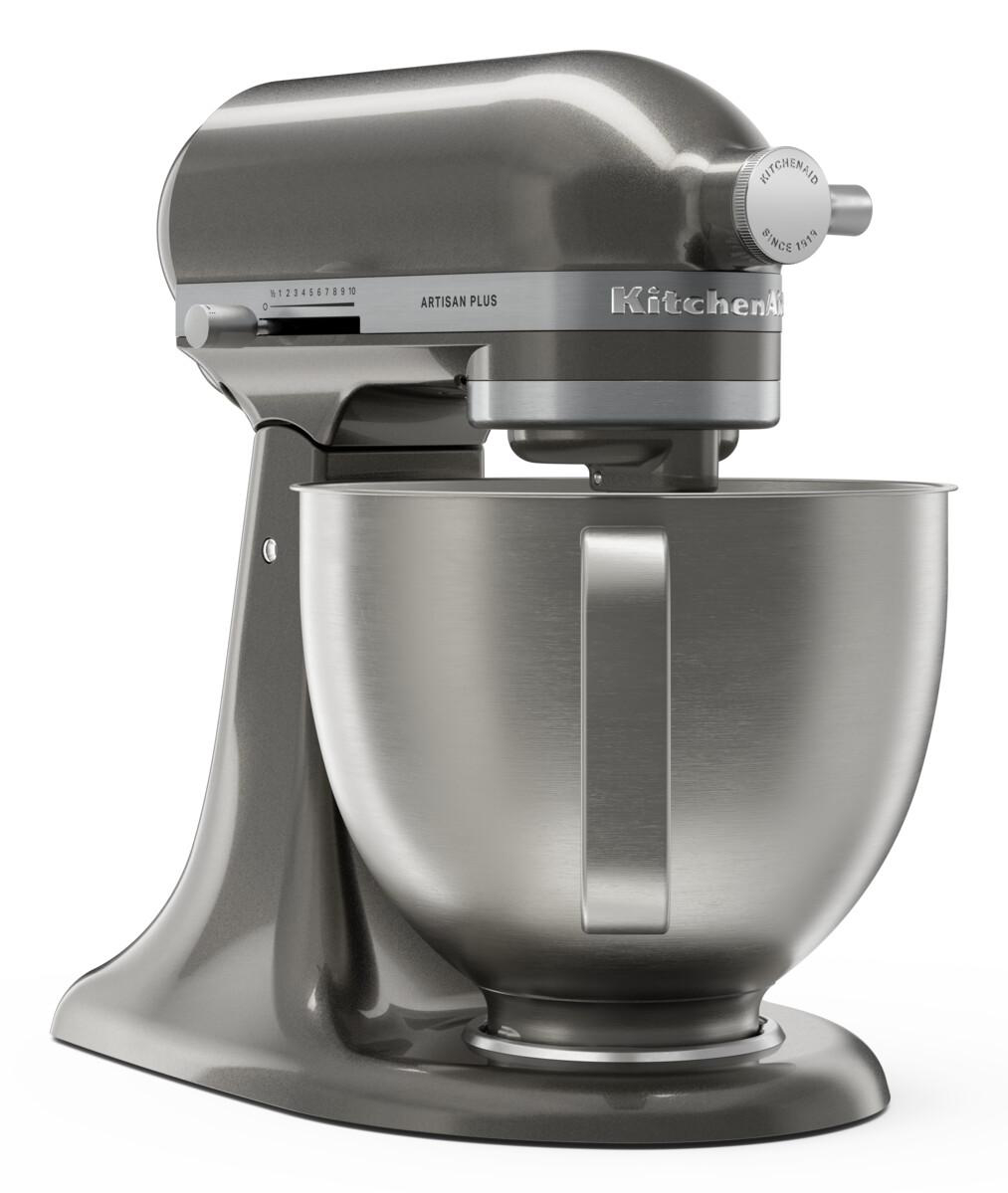 Ein grauer KitchenAid Artisan Standmixer mit Edelstahlschüssel. Nahaufnahme.