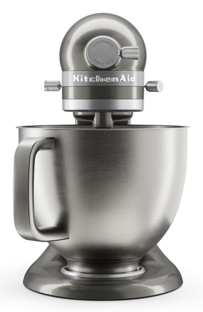 Grauer KitchenAid-Standmixer mit Edelstahlschüssel und poliertem Logo.