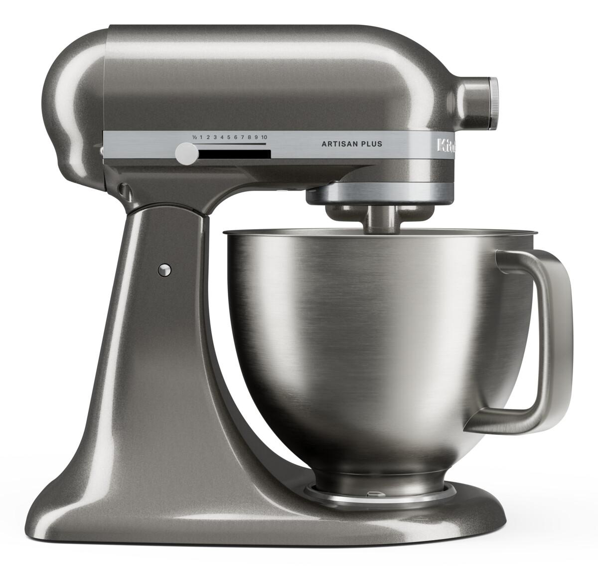 Grauer KitchenAid Artisan Plus Standmixer mit Metallschüssel und Geschwindigkeitsregler.