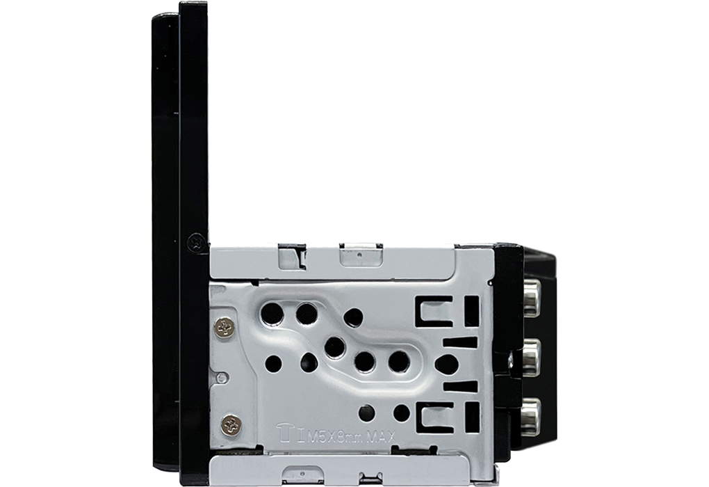 Die Rückseite eines Autoradios mit silbernem Metallgehäuse und schwarzen Anschlüssen.