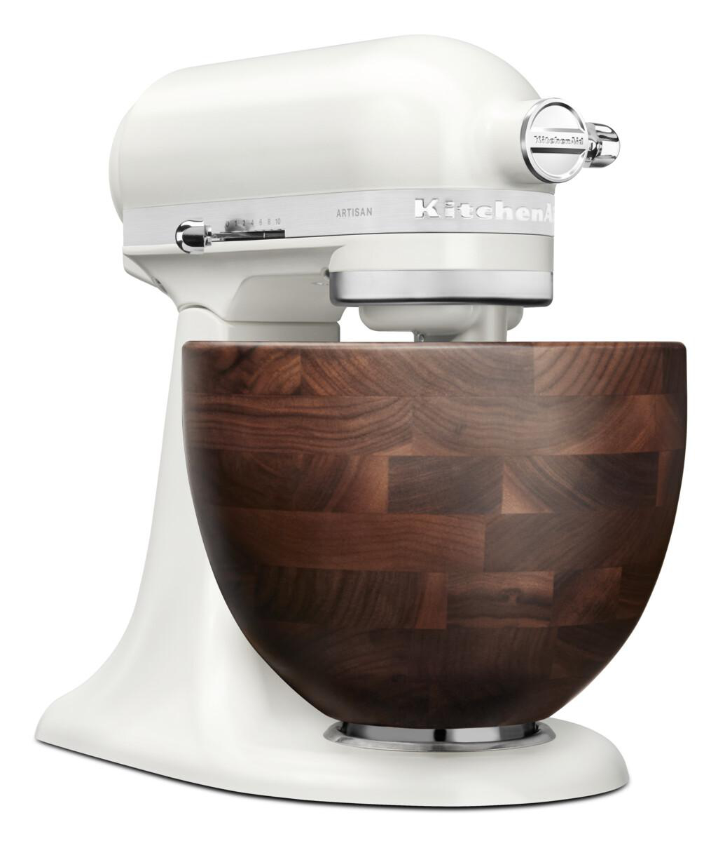 Ein weißer Küchenmaschinen-Standmixer mit Holzschüssel.