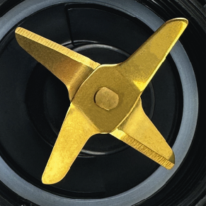 Zbliżenie czterech błyszczących złotych ostrzy krzyżujących się na środku czarnego blendera.