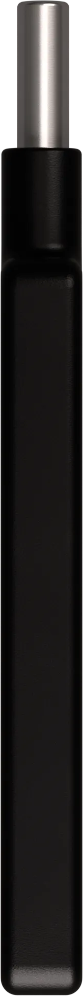 Eine schwarze Wasserflasche mit silbernem Deckel, isoliert auf schwarzem Hintergrund.