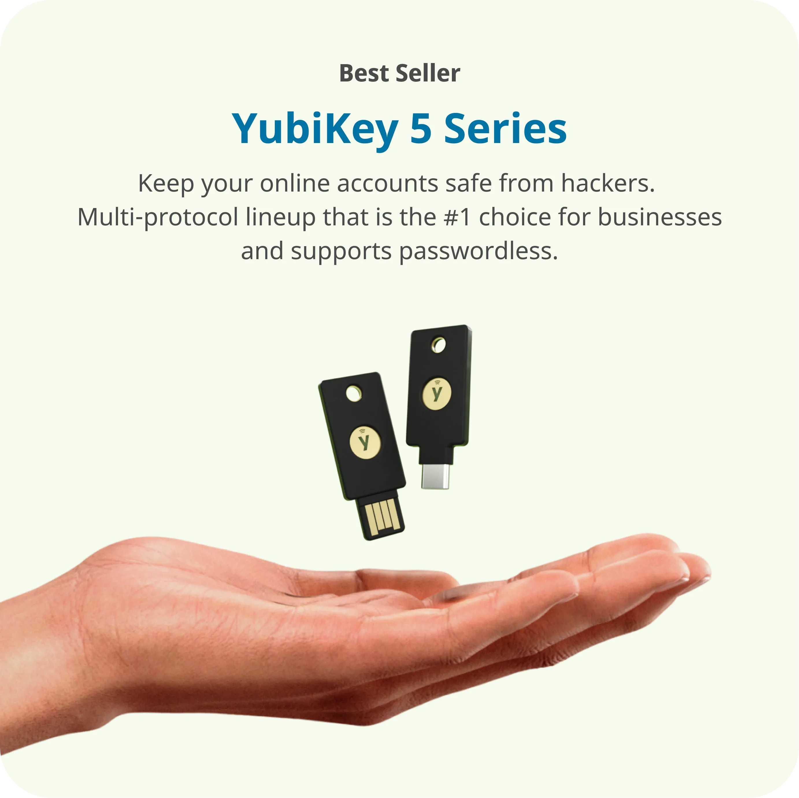 Eine Hand hält zwei schwarze YubiKeys, einen mit USB-A und einen mit USB-C Anschluss.