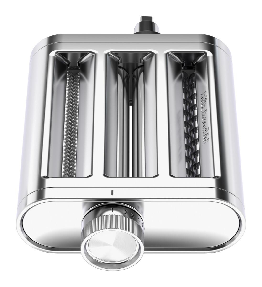 Ein glänzender silberner Toaster mit drei Schlitzen und einem Drehregler.