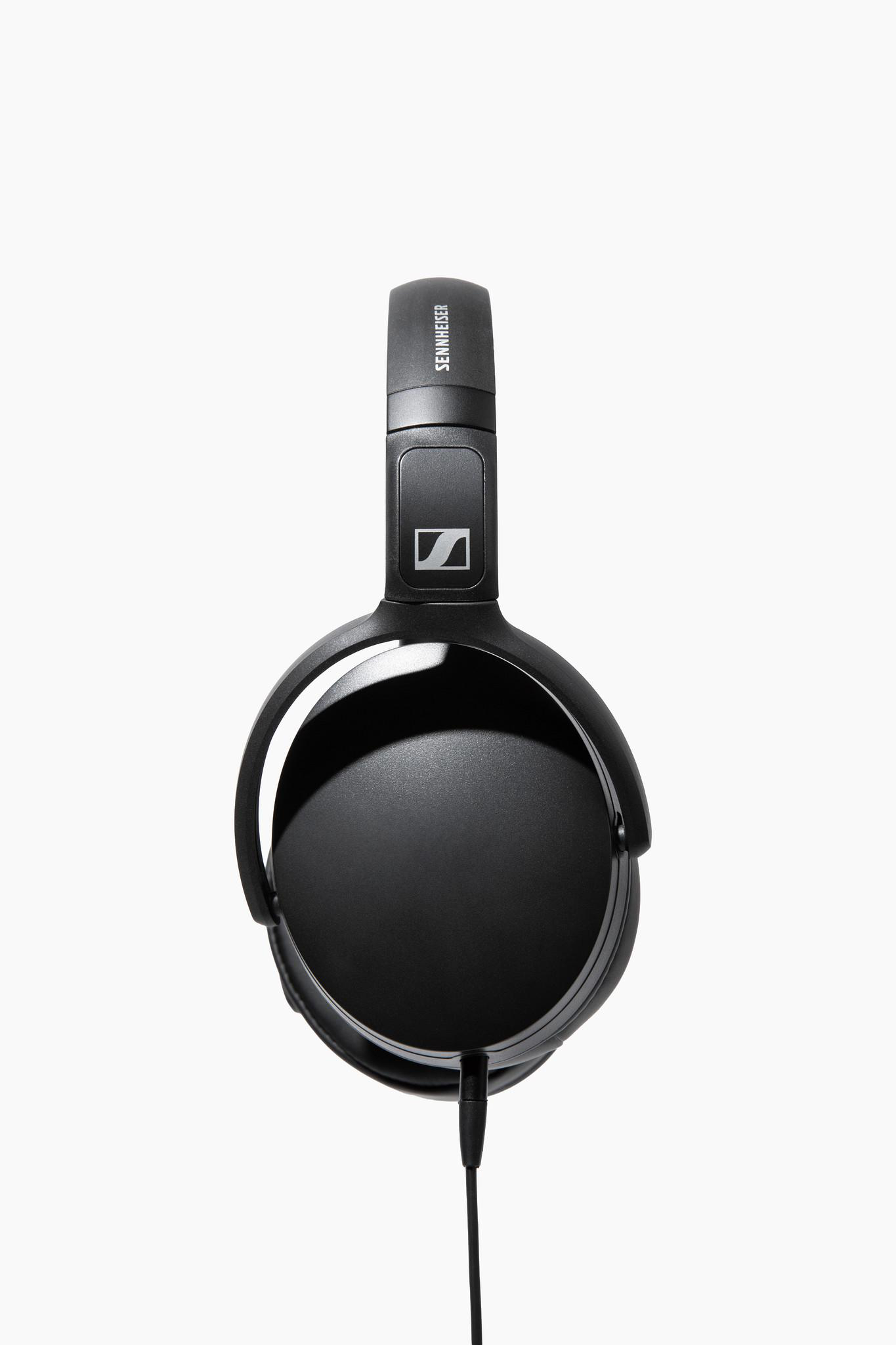 Schwarze Sennheiser Kopfhörer mit silbernem Logo auf weißem Hintergrund.