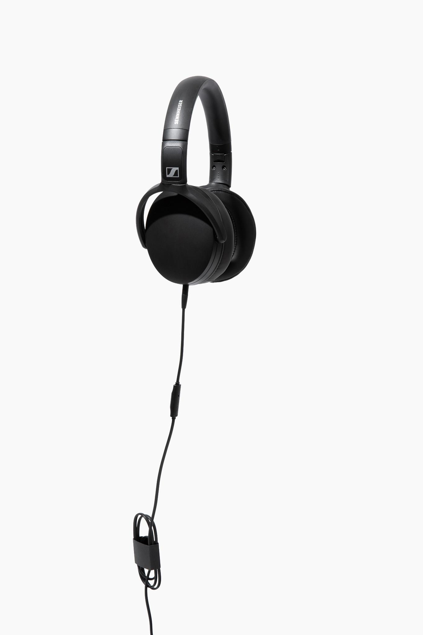 Schwarze Sennheiser-Kopfhörer mit Kabel, auf weißem Hintergrund.