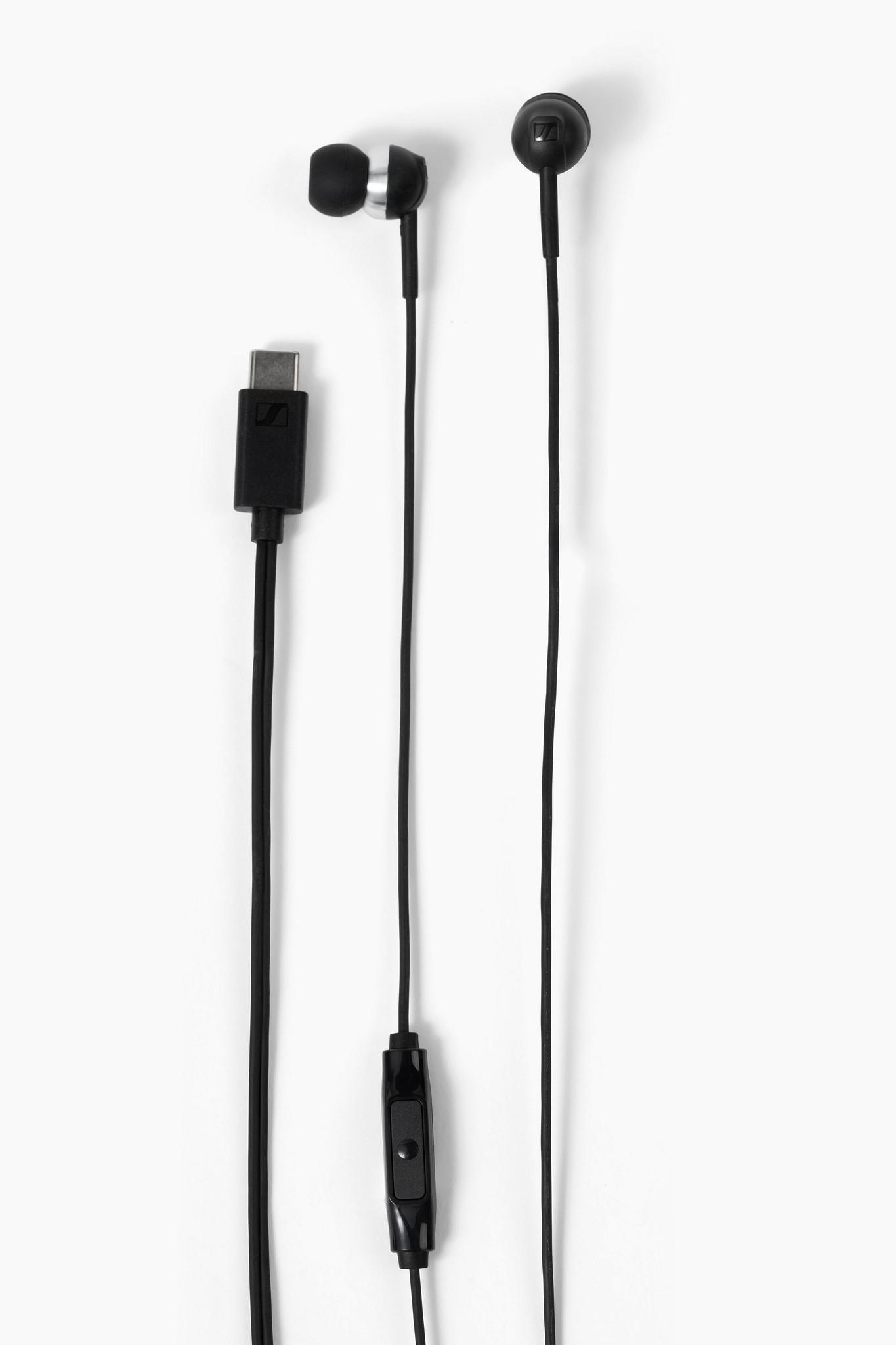 Schwarze Kopfhörer mit USB-C-Anschluss und Inline-Mikrofon auf weißem Hintergrund.