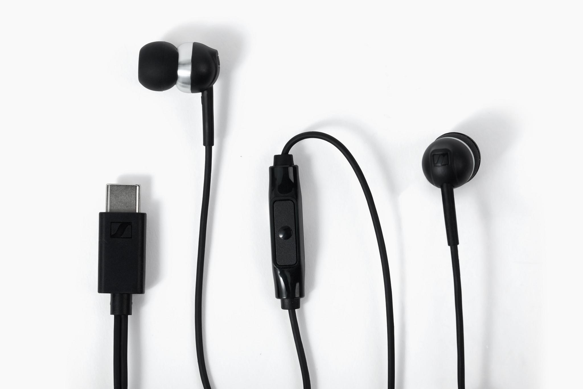 Schwarze In-Ear-Kopfhörer mit USB-C-Anschluss, Kabelfernbedienung.