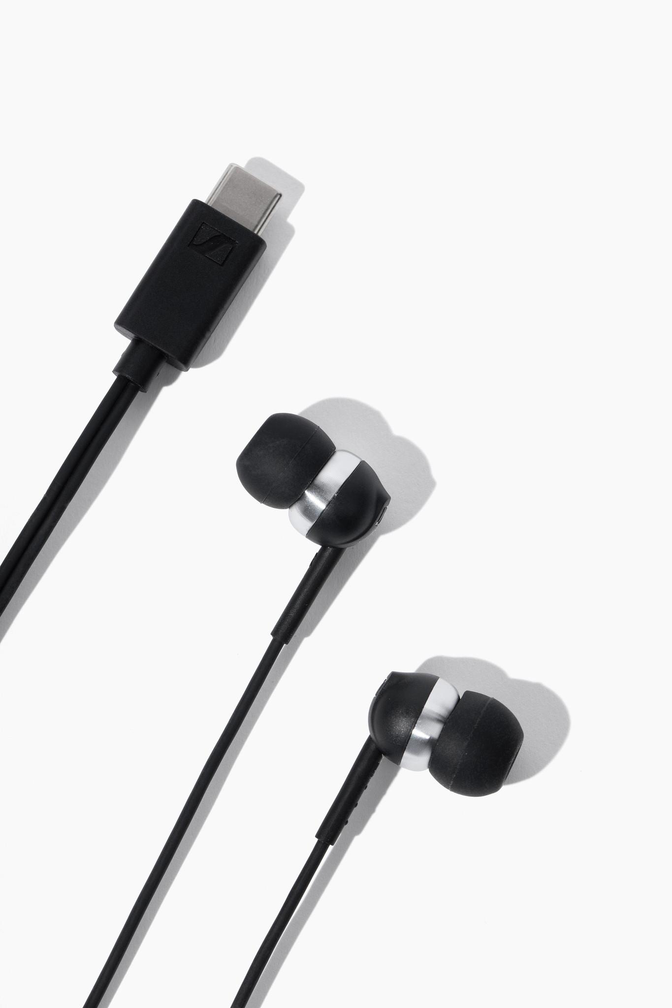Schwarze Kopfhörer mit USB-C-Anschluss auf weißem Hintergrund.