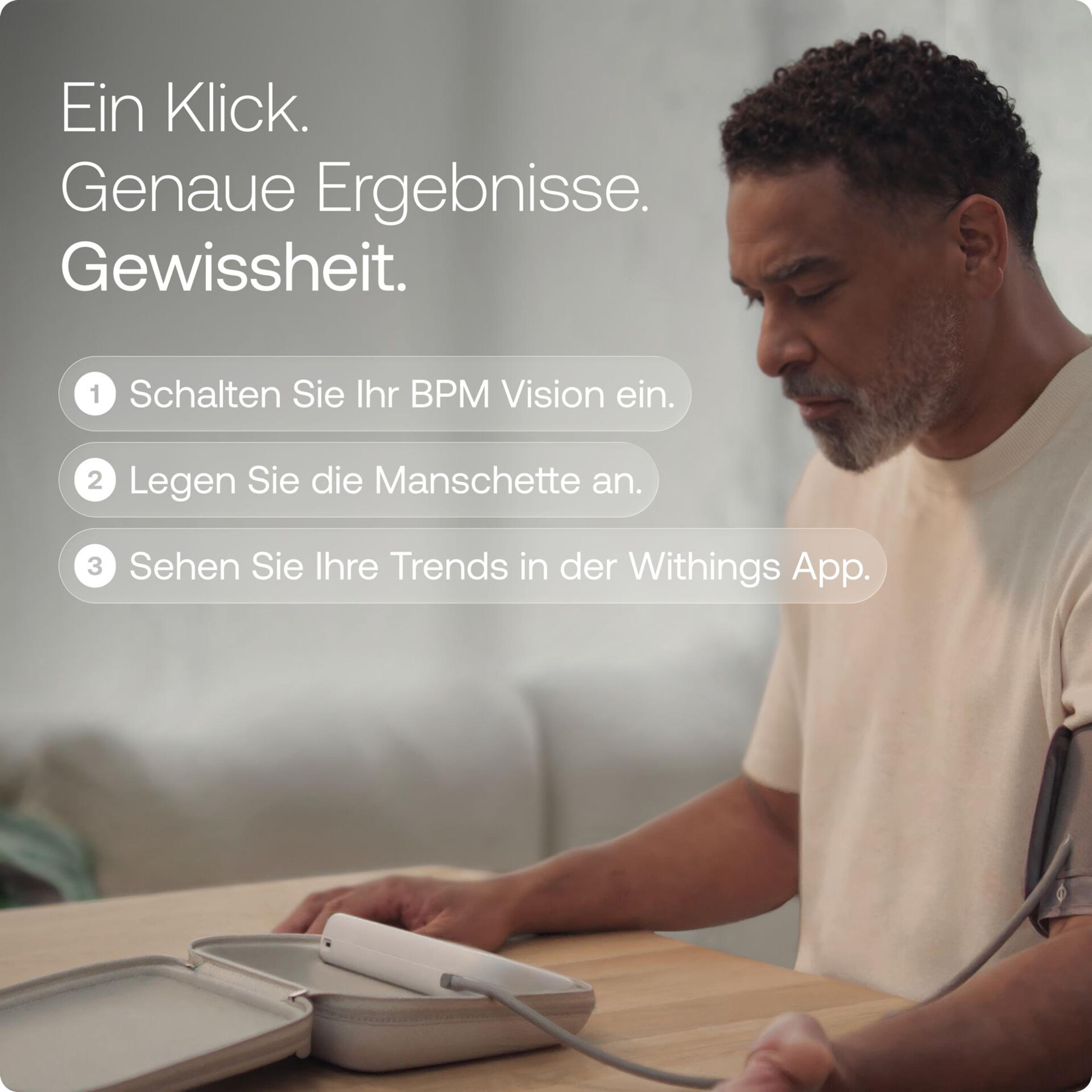 Mann mit Blutdruckmessgerät und Anleitung. Ein Klick, genaue Ergebnisse.