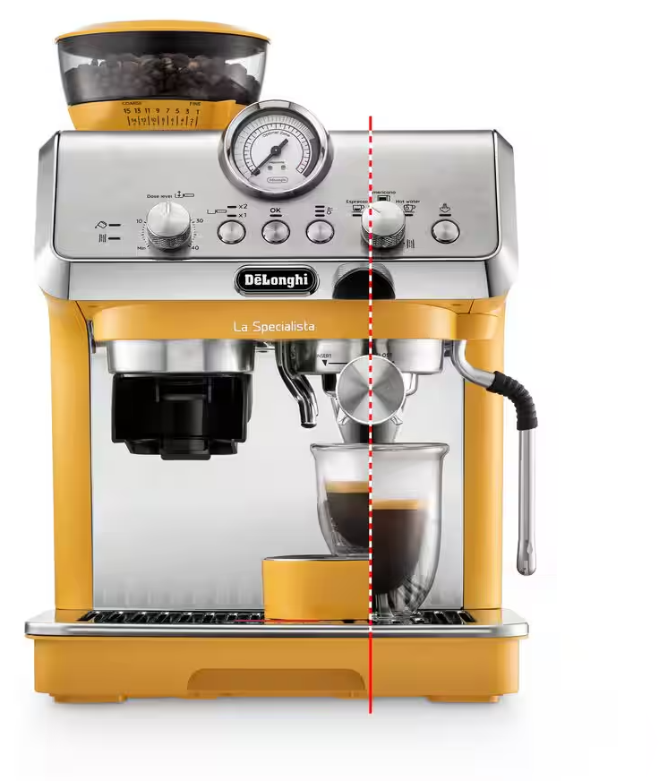 Egy sárga DeLonghi eszpresszógép kávébabtartóval és eszpresszópohárral.