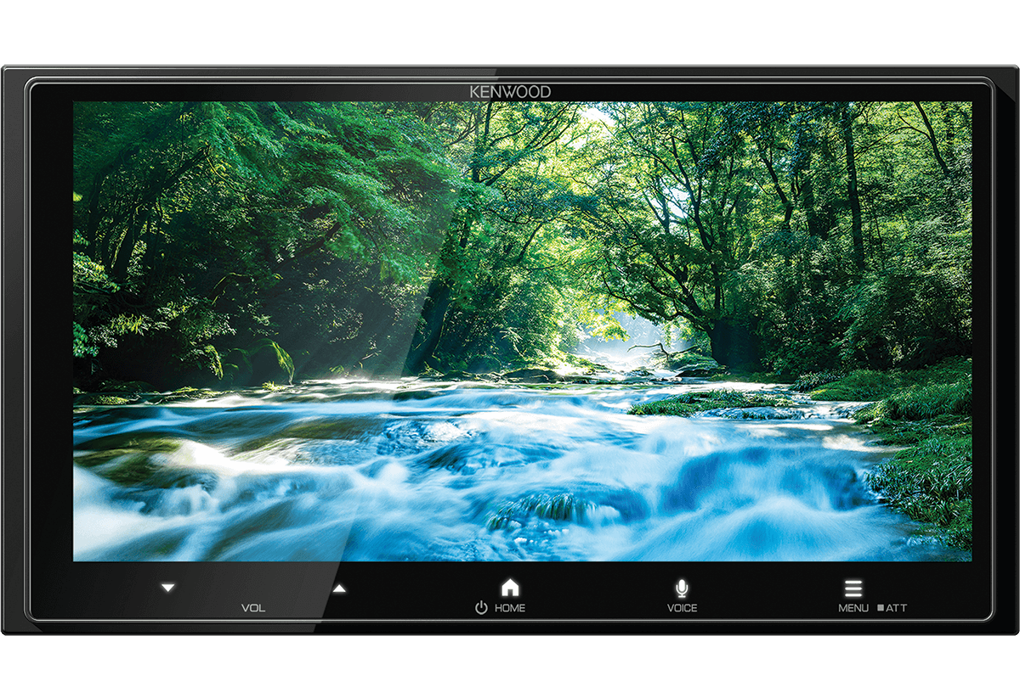 Ein Kenwood-Bildschirm zeigt einen rauschenden Fluss in einem grünen Wald.