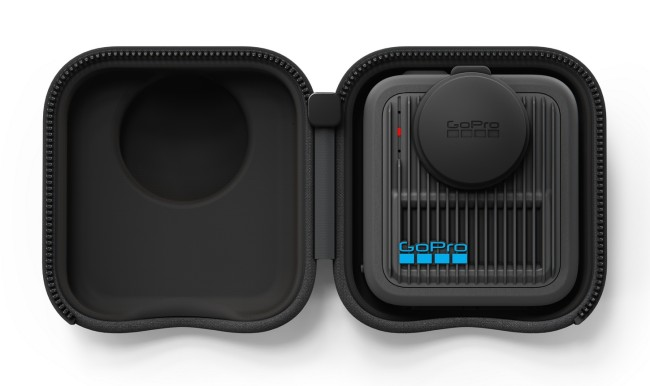 Czarne etui GoPro z ładowarką do kamery i okrągłym przyciskiem.