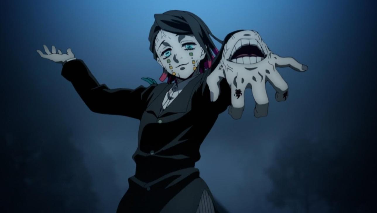 Eine Figur mit einem Mund auf der Hand, die sich auf blauem Hintergrund ausstreckt.