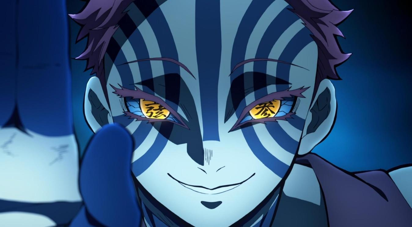 Nahaufnahme eines Anime-Charakters mit blauen Streifen und gelben Augen.