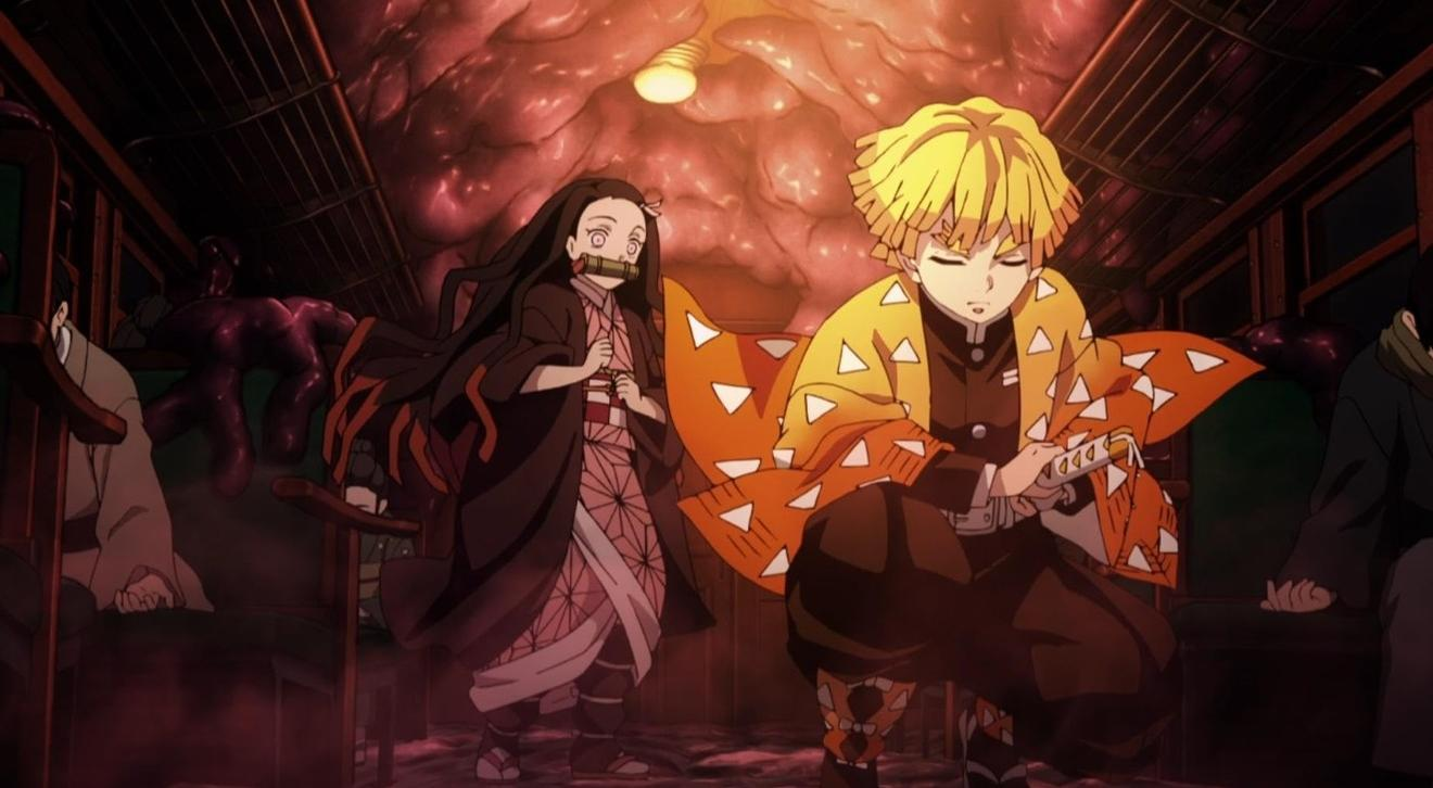 Anime-Charaktere Nezuko und Zenitsu in einem schwach beleuchteten Zug mit seltsamen lila Wesen.