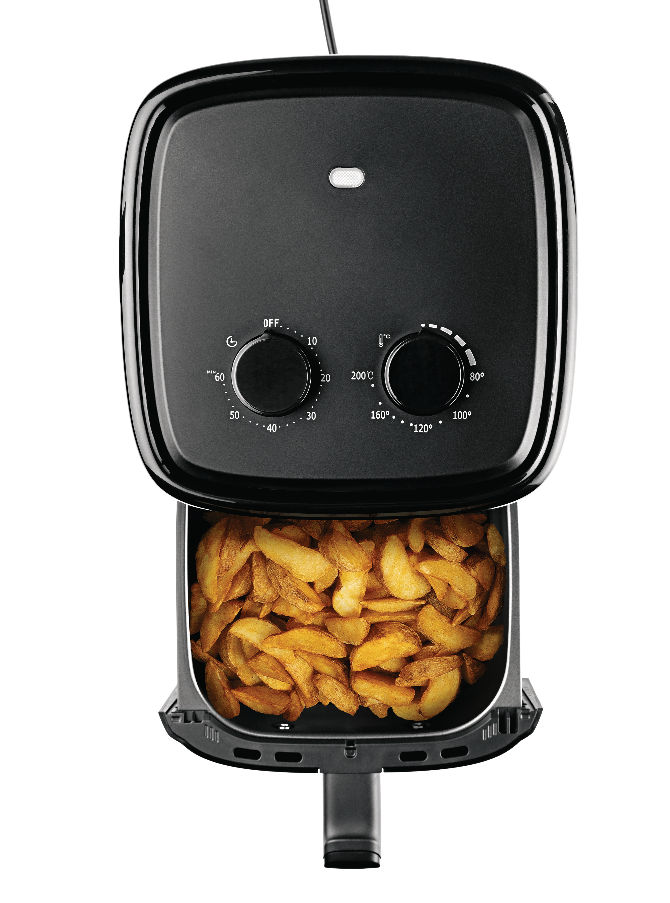 Ein schwarzer Heißluftfritteuse mit einem Korb voller goldbrauner Kartoffelspalten.