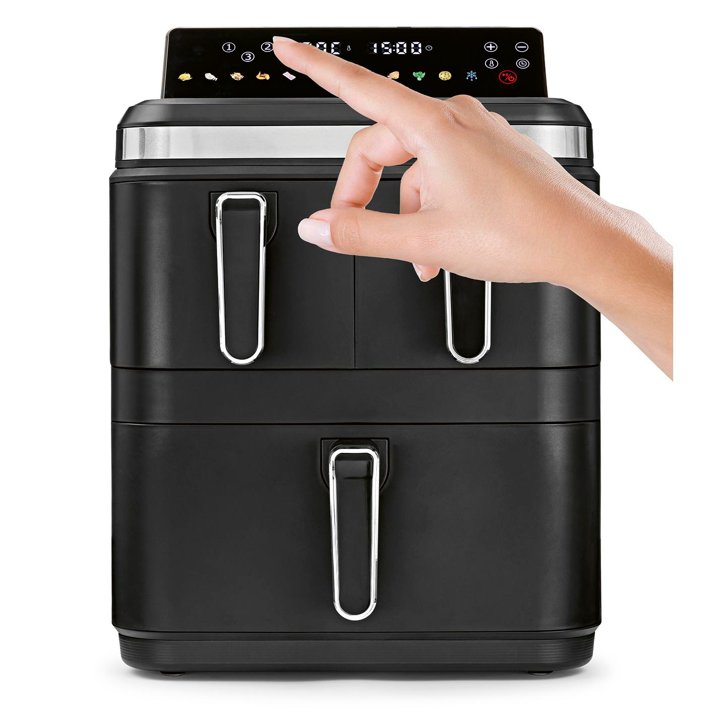Eine Hand berührt das Display eines schwarzen Airfryers mit silbernen Griffen.
