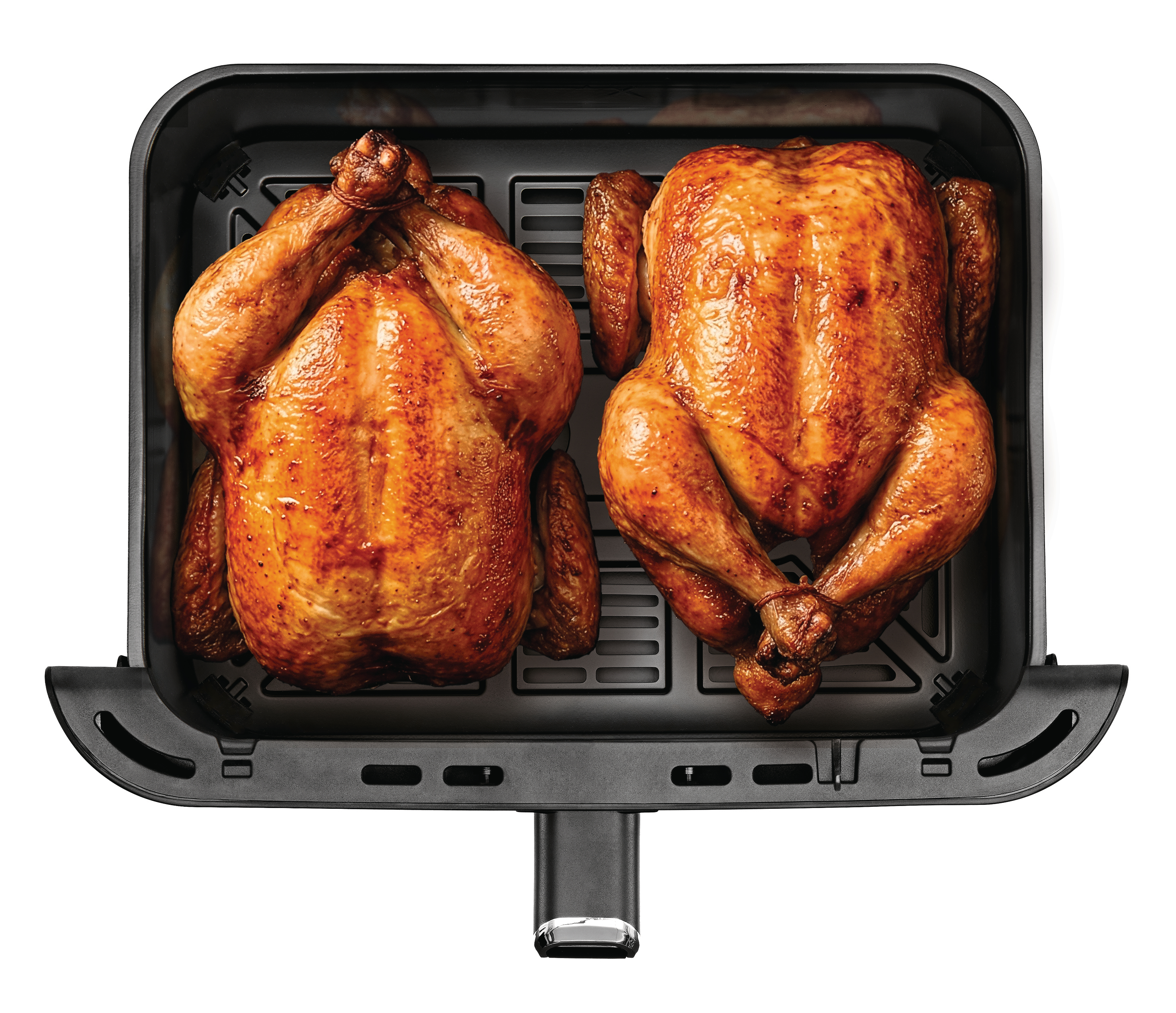 Zwei goldbraune, gebratene Hähnchen in einem schwarzen Airfryer-Korb.