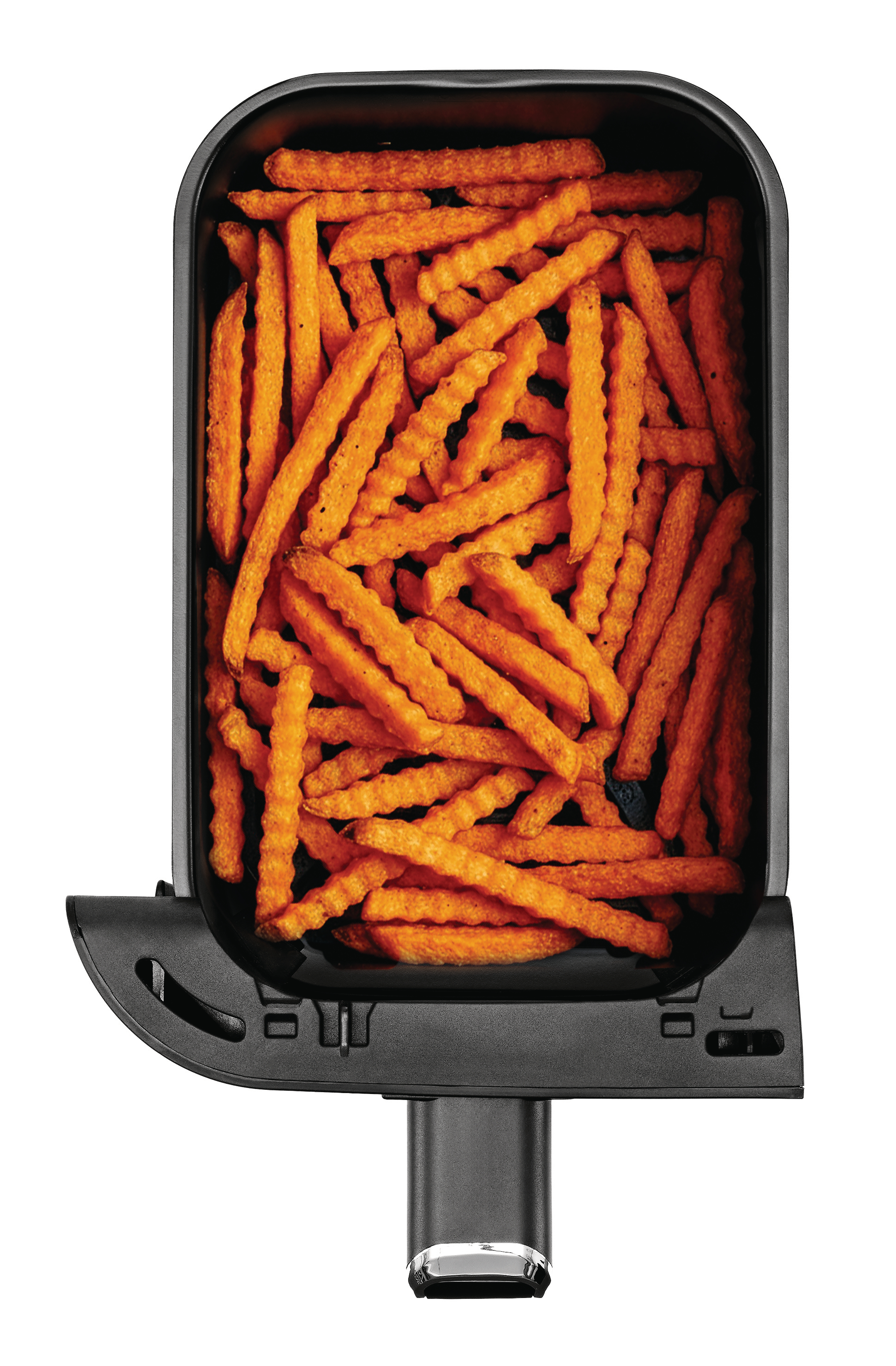 Ein schwarzer Airfryer-Korb voller knuspriger Süßkartoffelpommes.