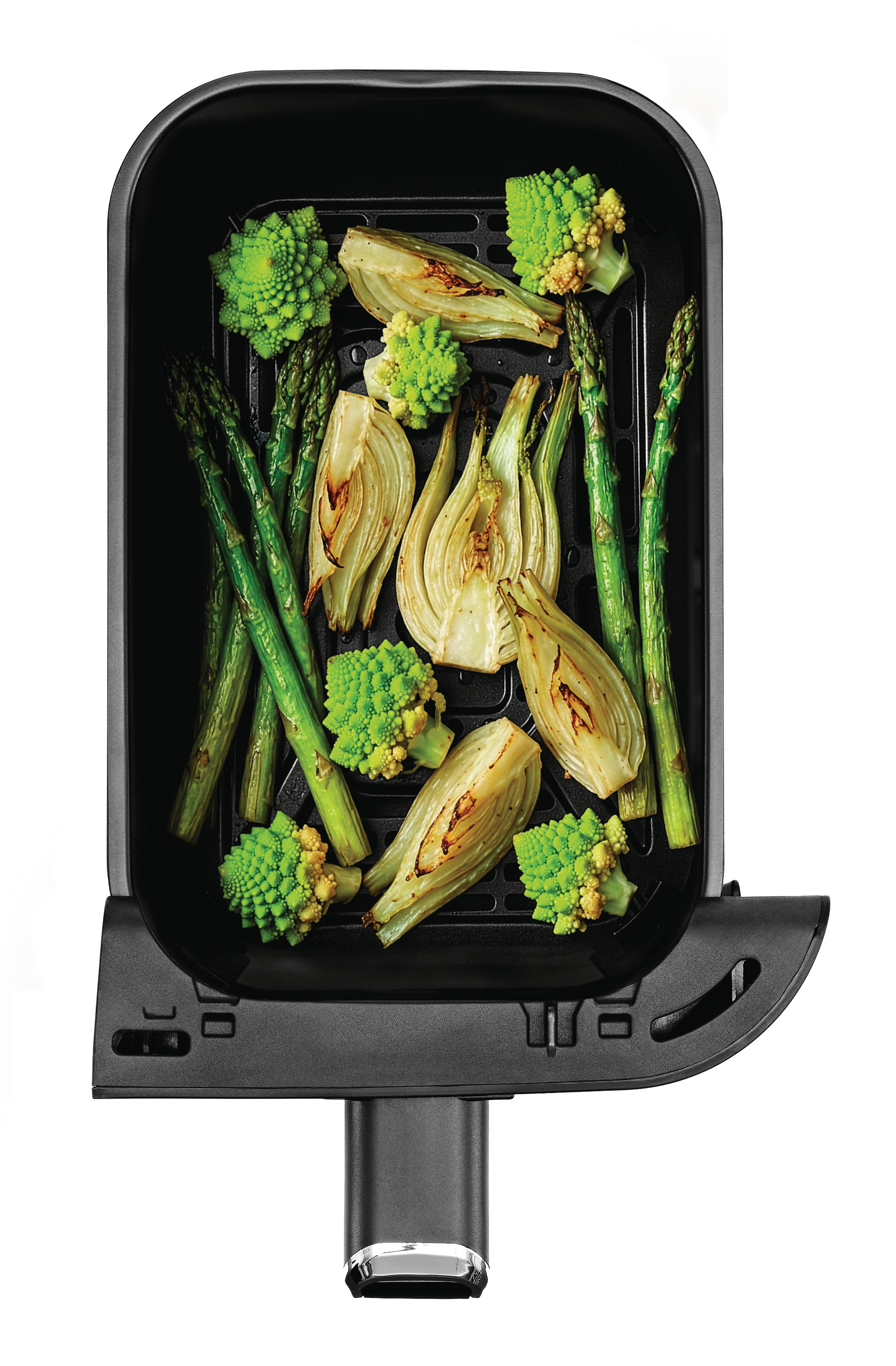 Gekochtes Gemüse, darunter Fenchel, Romanesco und Spargel, in einem schwarzen Airfryer-Korb.