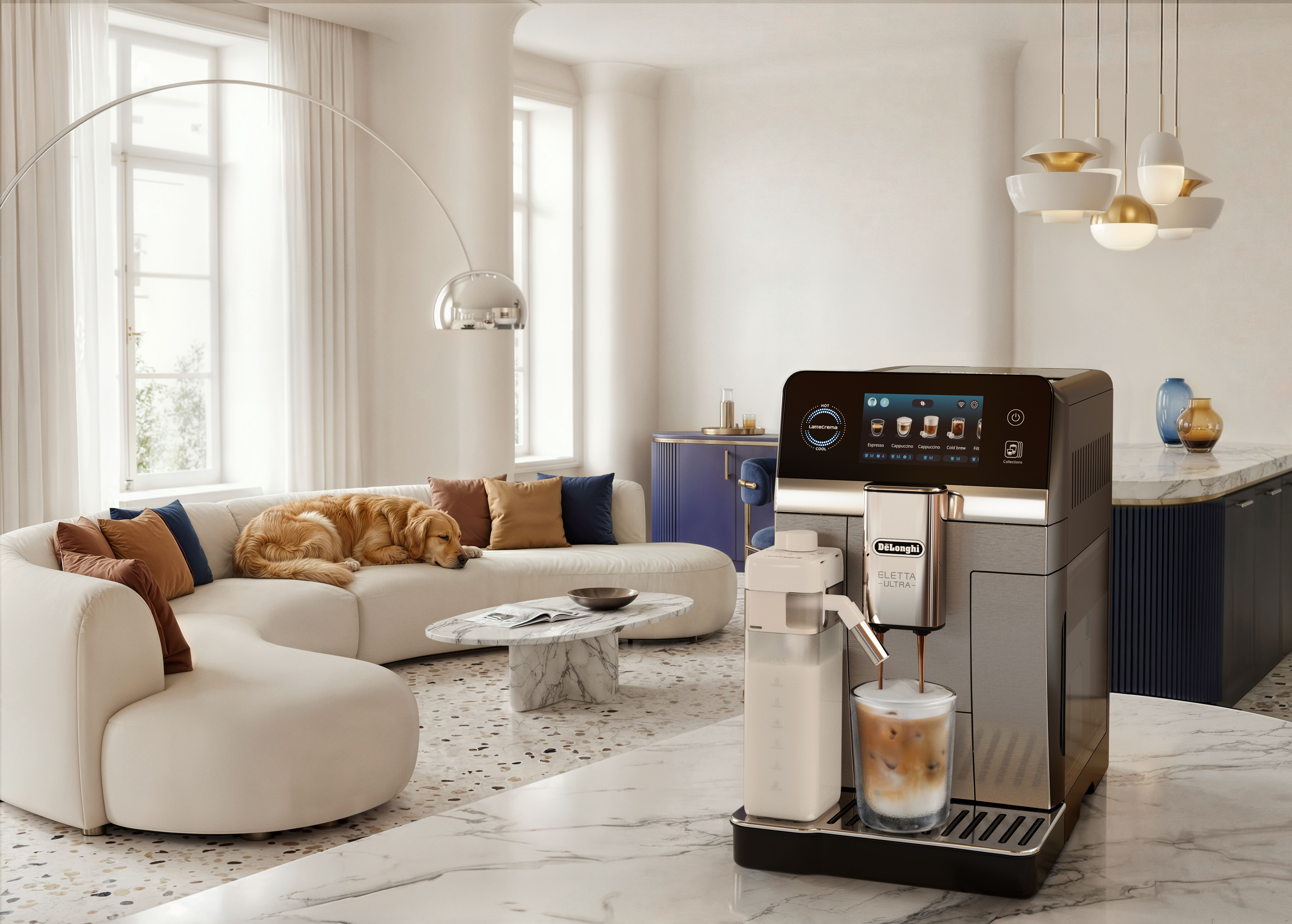 Ein Golden Retriever schläft auf einem weißen Sofa. Eine Kaffeemaschine brüht ein Getränk.