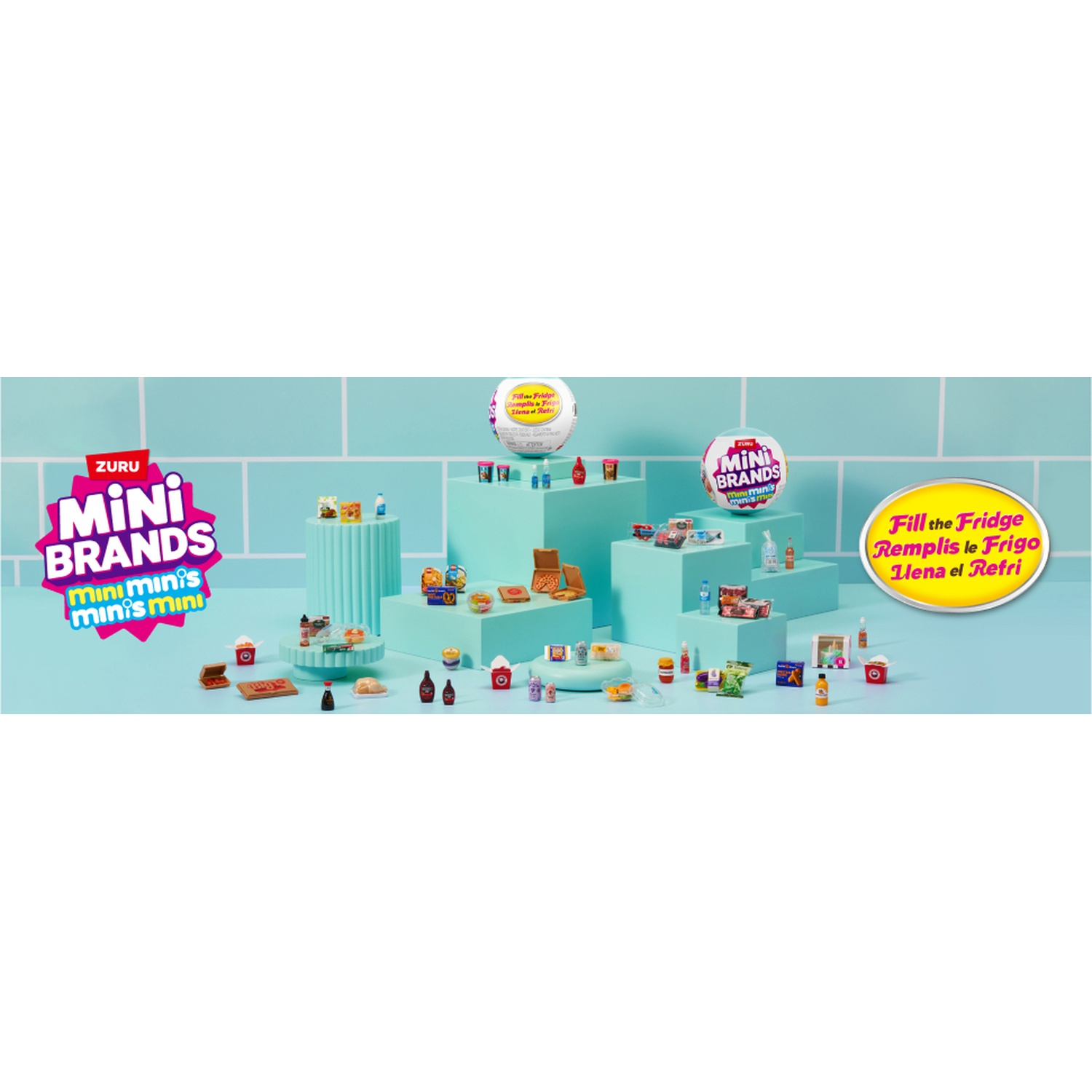 Giocattoli Mini Brands con mini alimenti esposti su piedistalli turchesi.