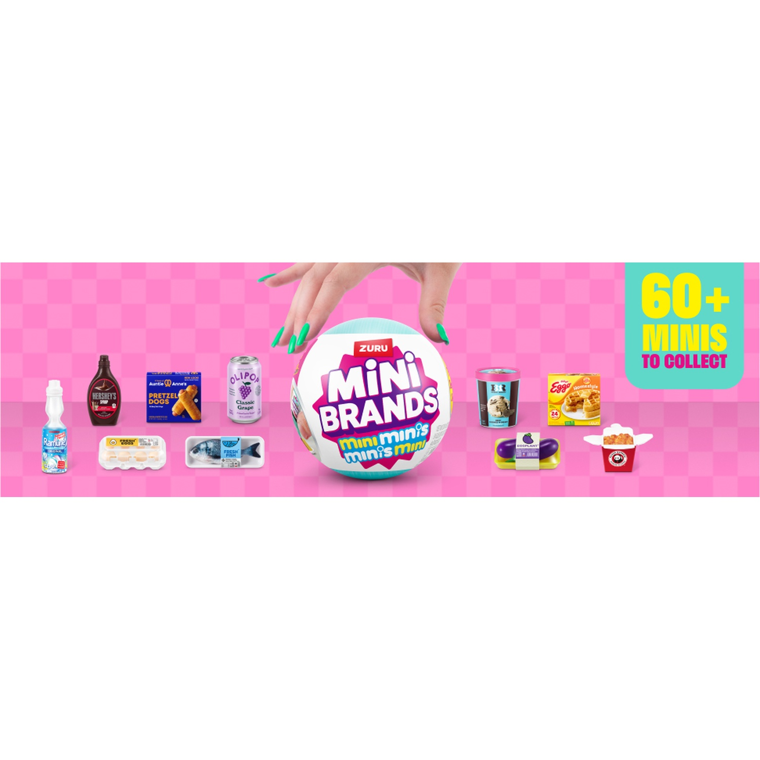 Prodotti in miniatura come bibite, cioccolato, pretzel, pesce e altro su sfondo rosa a quadretti.
