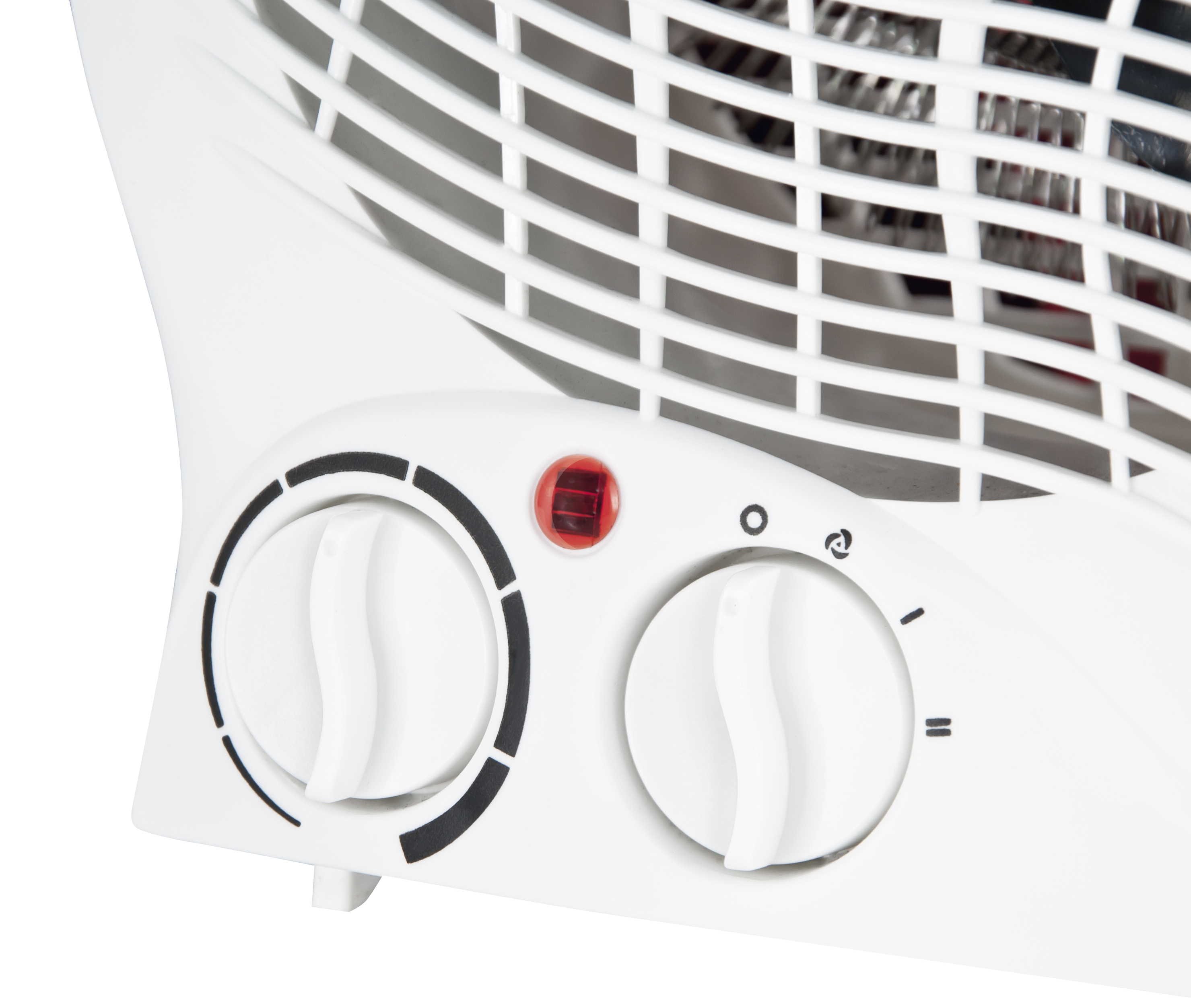 Zbliżenie białego grzejnika wentylatorowego z dwoma pokrętłami i czerwoną lampką kontrolną.